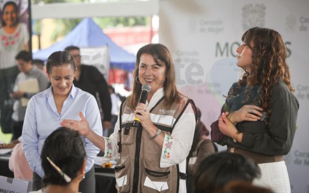 Mujeres de la región sur reciben tarjetas bancarias de apoyo económico en Puente de Ixtla, Morelos