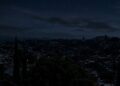 Trabajadores de la CFE realizando mantenimiento en postes de luz en Cuernavaca, Morelos