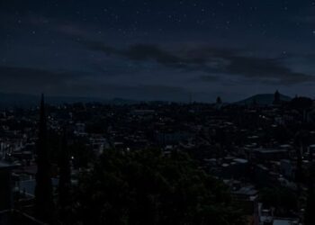 Trabajadores de la CFE realizando mantenimiento en postes de luz en Cuernavaca, Morelos