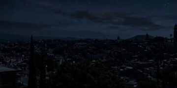 Trabajadores de la CFE realizando mantenimiento en postes de luz en Cuernavaca, Morelos