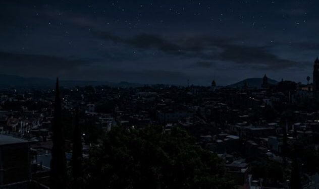 Trabajadores de la CFE realizando mantenimiento en postes de luz en Cuernavaca, Morelos