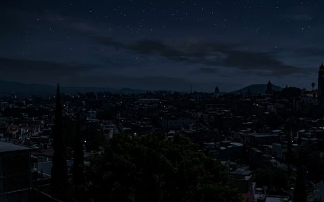 Trabajadores de la CFE realizando mantenimiento en postes de luz en Cuernavaca, Morelos
