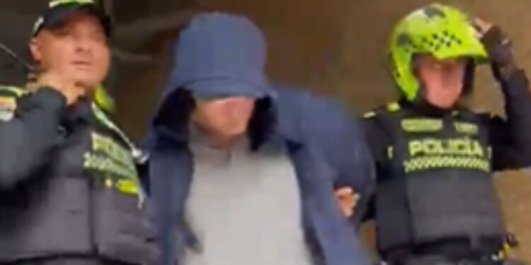 Captan a hombre agrediendo a menor en Colombia