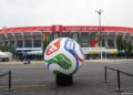 Aficionados en las tribunas del Estadio Azteca durante un partido internacional en la Ciudad de México