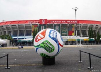 Aficionados en las tribunas del Estadio Azteca durante un partido internacional en la Ciudad de México