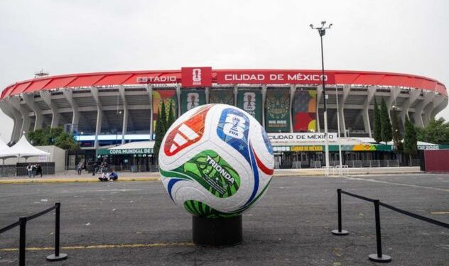 Aficionados en las tribunas del Estadio Azteca durante un partido internacional en la Ciudad de México