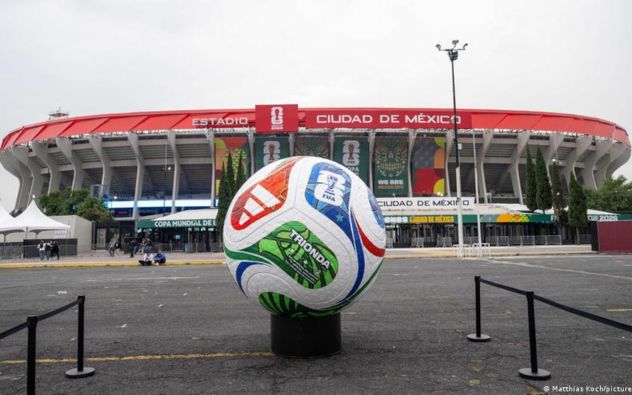 Aficionados en las tribunas del Estadio Azteca durante un partido internacional en la Ciudad de México