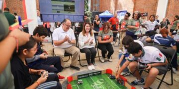 Fotografía de la gobernadora Margarita González Saravia interactuando con estudiantes de la UTEZ o CECyTE