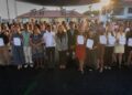 Estudiantes universitarios galardonados sosteniendo sus reconocimientos en el Ayuntamiento de Cuernavaca, Morelos