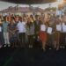 Estudiantes universitarios galardonados sosteniendo sus reconocimientos en el Ayuntamiento de Cuernavaca, Morelos