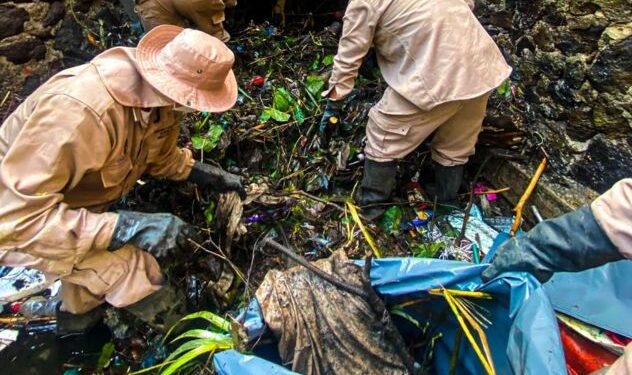 Personal operativo de conservación de barrancas del municipio de Cuernavaca realizando maniobras de desazolve