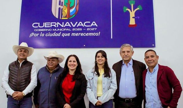 Productores agrícolas revisando sistemas de riego y ollas de captación de agua en Tetela del Monte, Cuernavaca, Morelos