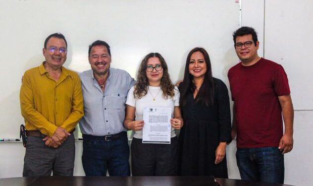 Vecinos y empresarios firmando un convenio de colaboración ambiental junto a autoridades de servicios públicos en un parque de Cuernavaca, Morelos