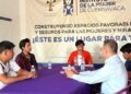 Fotografía de un grupo de hombres participando de manera atenta y participativa en un taller interactivo dentro de un aula del Instituto de la Mujer de Cuernavaca,