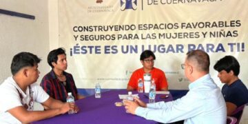 Fotografía de un grupo de hombres participando de manera atenta y participativa en un taller interactivo dentro de un aula del Instituto de la Mujer de Cuernavaca,