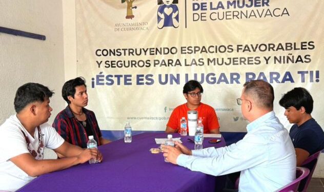 Fotografía de un grupo de hombres participando de manera atenta y participativa en un taller interactivo dentro de un aula del Instituto de la Mujer de Cuernavaca,