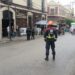 Elementos de Protección Civil de Morelos y personal militar de la Defensa resguardando el perímetro exterior del edificio de la Junta Local de Conciliación y Arbitraje en Cuernavaca durante las labores de evacuación y revisión con binomios caninos.