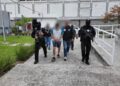 Elementos de la Agencia de Investigación Criminal trasladando a un detenido por feminicidio en Cuernavaca, Morelos