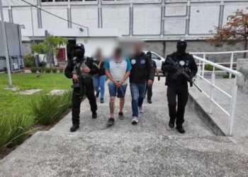 Elementos de la Agencia de Investigación Criminal trasladando a un detenido por feminicidio en Cuernavaca, Morelos