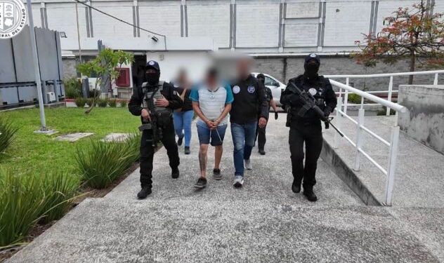 Elementos de la Agencia de Investigación Criminal trasladando a un detenido por feminicidio en Cuernavaca, Morelos