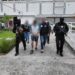 Elementos de la Agencia de Investigación Criminal trasladando a un detenido por feminicidio en Cuernavaca, Morelos