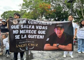 Familiares y paramédicos protestando con pancartas frente a las puertas del Palacio de Gobierno en Cuernavaca, Morelos