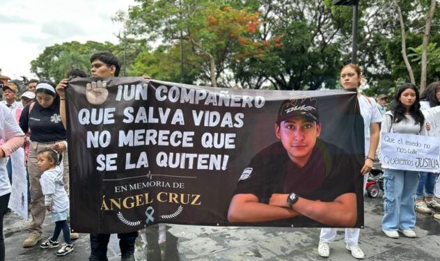 Familiares y paramédicos protestando con pancartas frente a las puertas del Palacio de Gobierno en Cuernavaca, Morelos