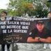 Familiares y paramédicos protestando con pancartas frente a las puertas del Palacio de Gobierno en Cuernavaca, Morelos