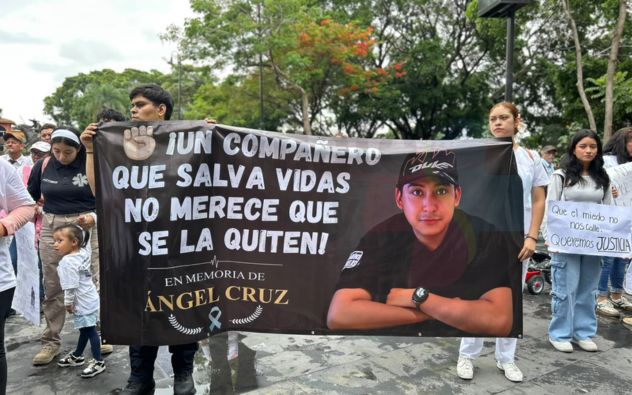 Familiares y paramédicos protestando con pancartas frente a las puertas del Palacio de Gobierno en Cuernavaca, Morelos