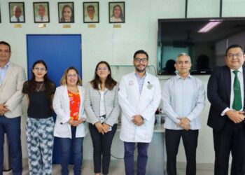 El fiscal general de Morelos conversando con el director del Hospital de la Niñez Morelense y personal ministerial dentro de las oficinas del Ministerio Público en Emiliano Zapata.