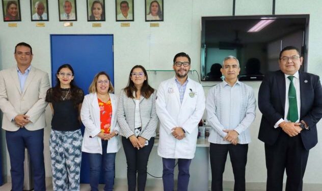 El fiscal general de Morelos conversando con el director del Hospital de la Niñez Morelense y personal ministerial dentro de las oficinas del Ministerio Público en Emiliano Zapata.