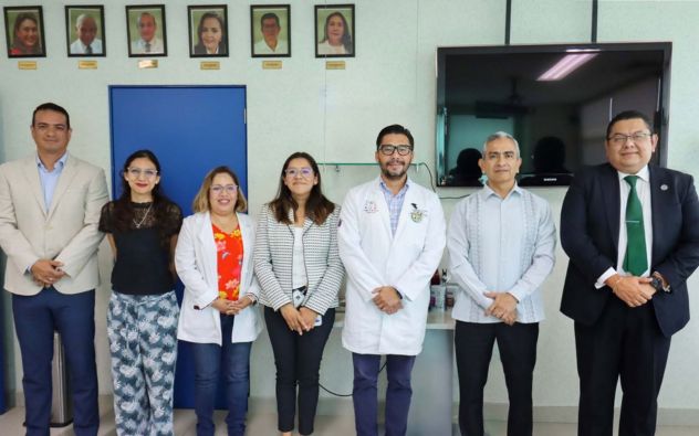 El fiscal general de Morelos conversando con el director del Hospital de la Niñez Morelense y personal ministerial dentro de las oficinas del Ministerio Público en Emiliano Zapata.