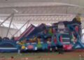 Fuertes vientos elevan juego inflable en Torreón