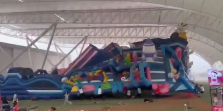 Fuertes vientos elevan juego inflable en Torreón