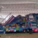 Fuertes vientos elevan juego inflable en Torreón