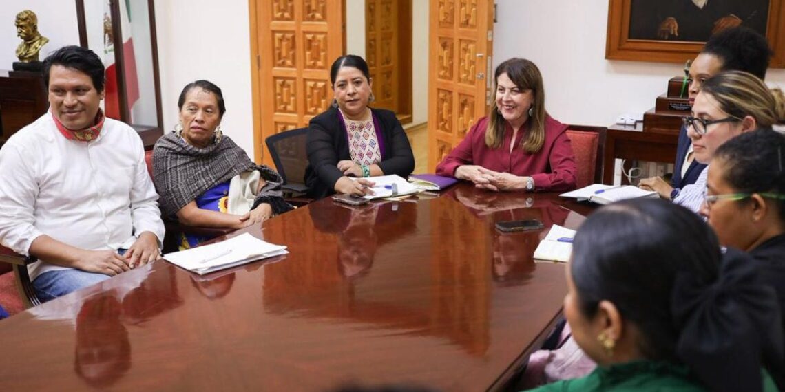 Gobernadora de Morelos sostiene mesa de trabajo con líderes comunitarios e indígenas