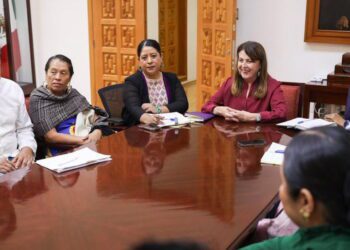 Gobernadora de Morelos sostiene mesa de trabajo con líderes comunitarios e indígenas