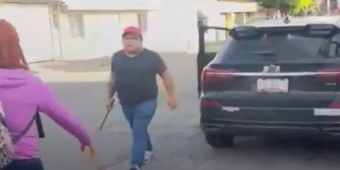Hombre es captado agrediendo a mujeres con un bastón en Puebla