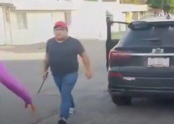 Hombre es captado agrediendo a mujeres con un bastón en Puebla