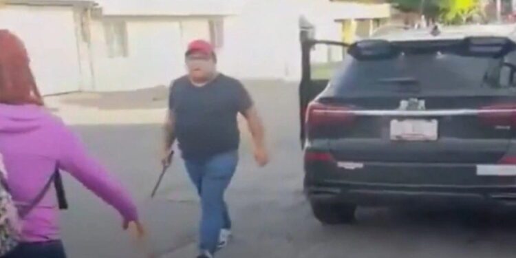 Hombre es captado agrediendo a mujeres con un bastón en Puebla