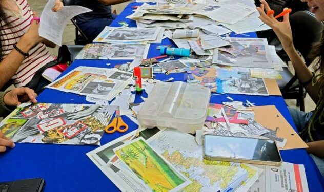 Personas de distintas edades sentadas en mesas al aire libre en el Parque Melchor Ocampo de Cuernavaca, recortando revistas y pegando elementos naturales en cartulinas para crear collages.