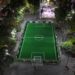 Vista aérea de una cancha de futbol de pasto sintético instalada temporalmente sobre la Plaza Zapata en el Centro de Cuernavaca, Morelos.