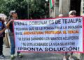 Comuneros del poblado de Tejalpa manifestándose de forma pacífica frente al Palacio de Gobierno de Morelos, sosteniendo pancartas en defensa de la Reserva Natural Protegida El Texcal.