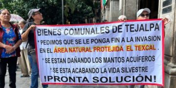 Comuneros del poblado de Tejalpa manifestándose de forma pacífica frente al Palacio de Gobierno de Morelos, sosteniendo pancartas en defensa de la Reserva Natural Protegida El Texcal.