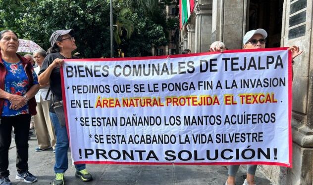 Comuneros del poblado de Tejalpa manifestándose de forma pacífica frente al Palacio de Gobierno de Morelos, sosteniendo pancartas en defensa de la Reserva Natural Protegida El Texcal.
