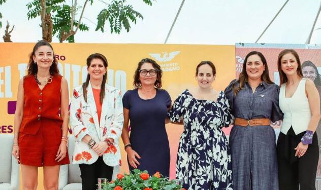 Fotografía del presídium del foro "Del Territorio al Poder" en Morelos, mostrando a Jessica Ortega, Alejandra Barrales y Anayeli Muñoz hablando frente a un auditorio lleno de mujeres con pancartas y pañuelos violetas.