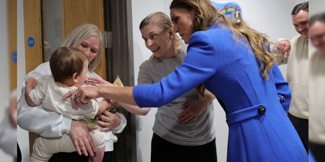Kate Middleton abraza paciente