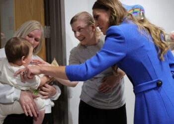 Kate Middleton abraza paciente