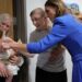 Kate Middleton abraza paciente