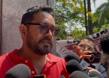 Maestros del magisterio marchando pacíficamente por calles céntricas en Cuernavaca, Morelos
